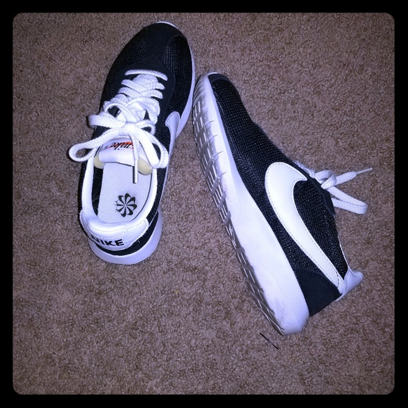 Nike Shoes - Nike Roshe LD 1000